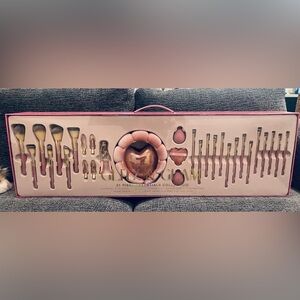 Glitz & Glam 31-Piece Makeup Brush Set Pink Gold Heart Storage Hard to Find New!